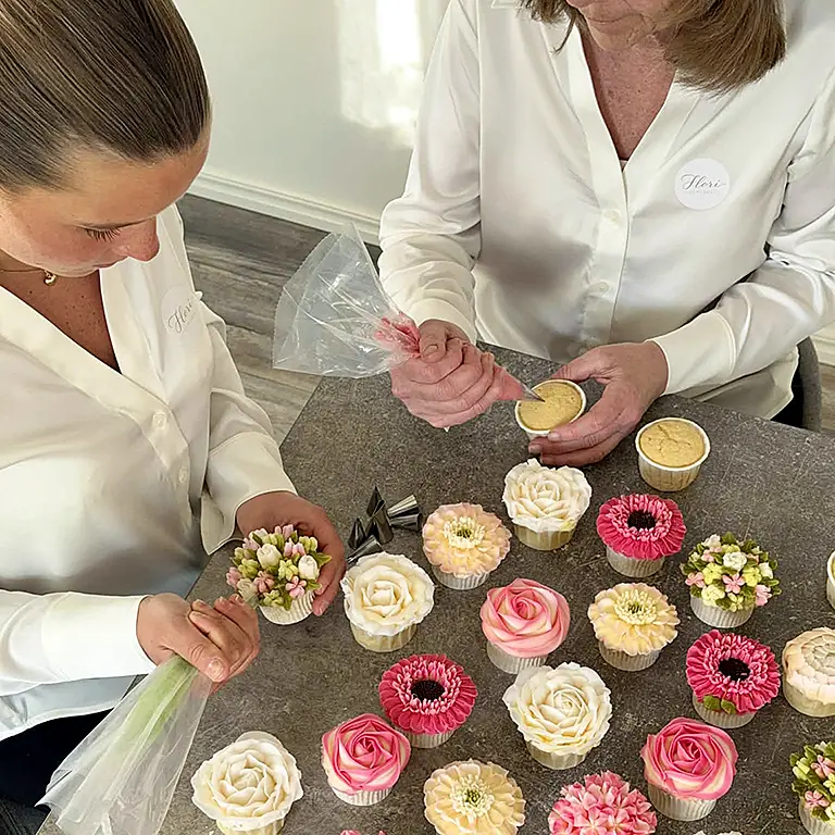 Annika och Joanna bakar Flori Cupcakes